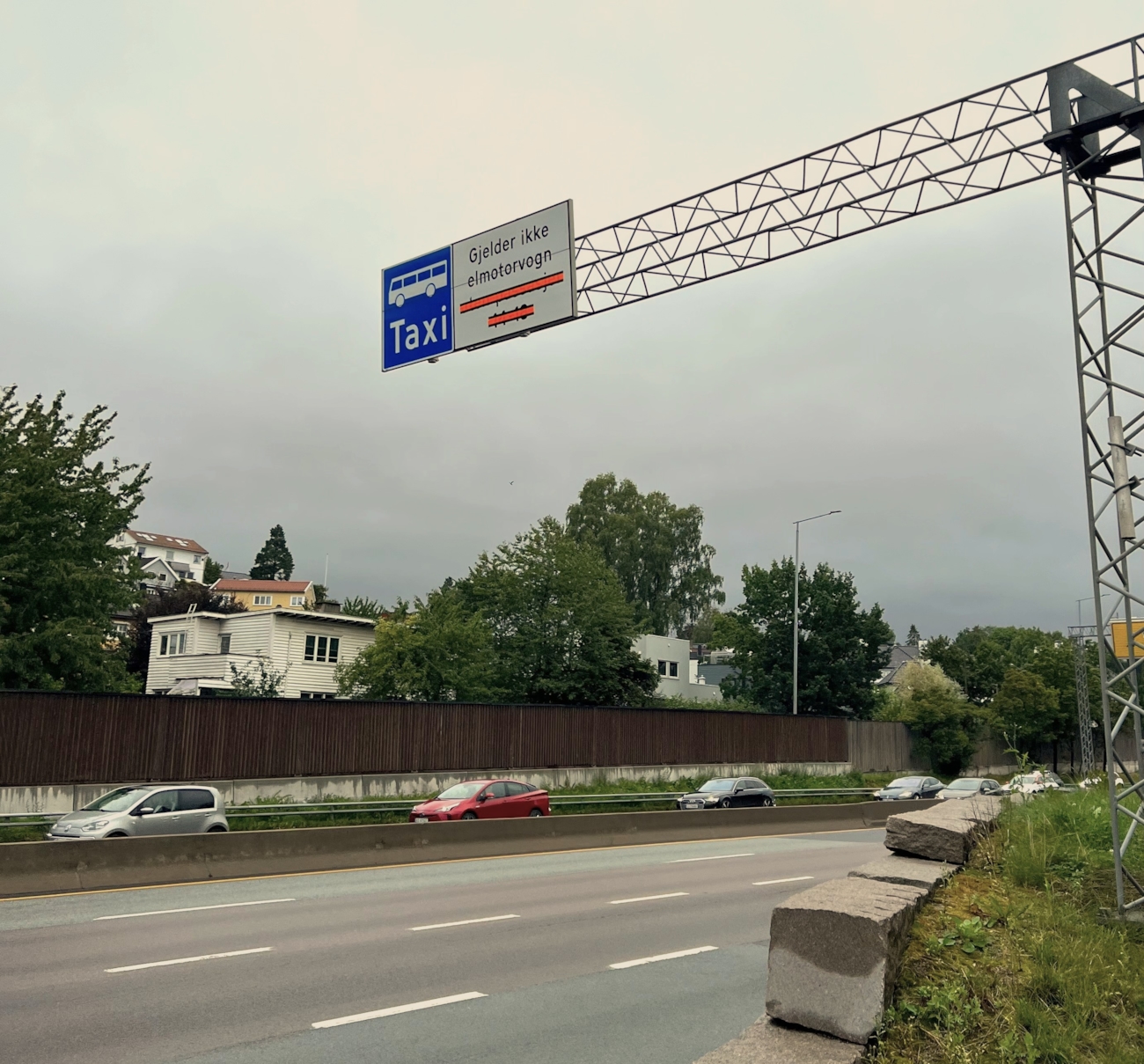 bildet viser en motorvei med skilt for kollektivfelt