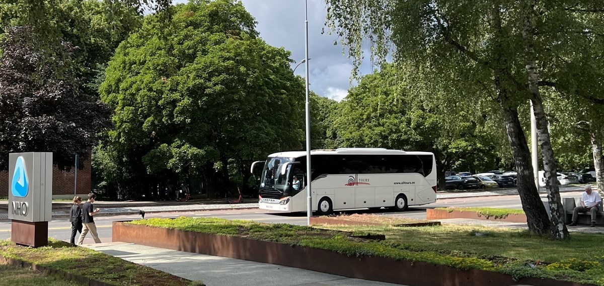 Bildet viser en buss med trær i bakgrunnen