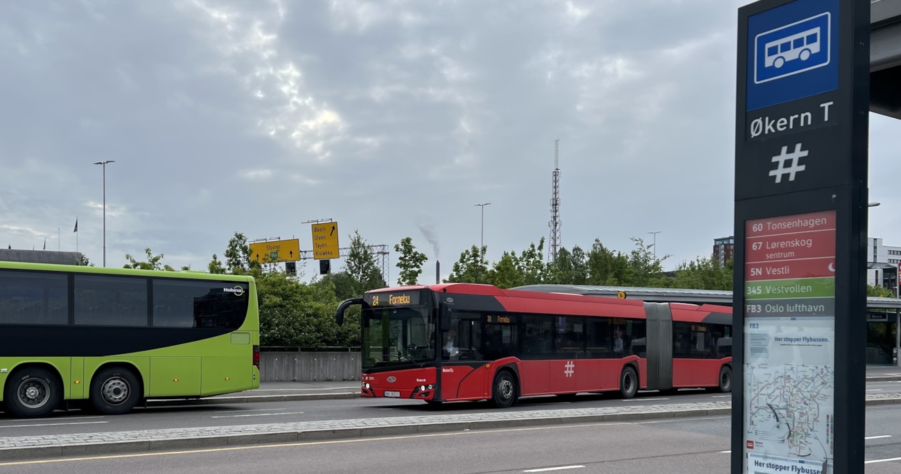 Bildet viser to busser ved holdeplass