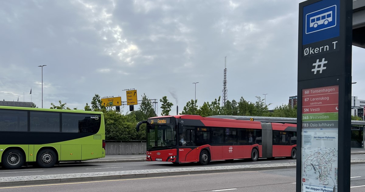 Bildet viser to busser ved holdeplass