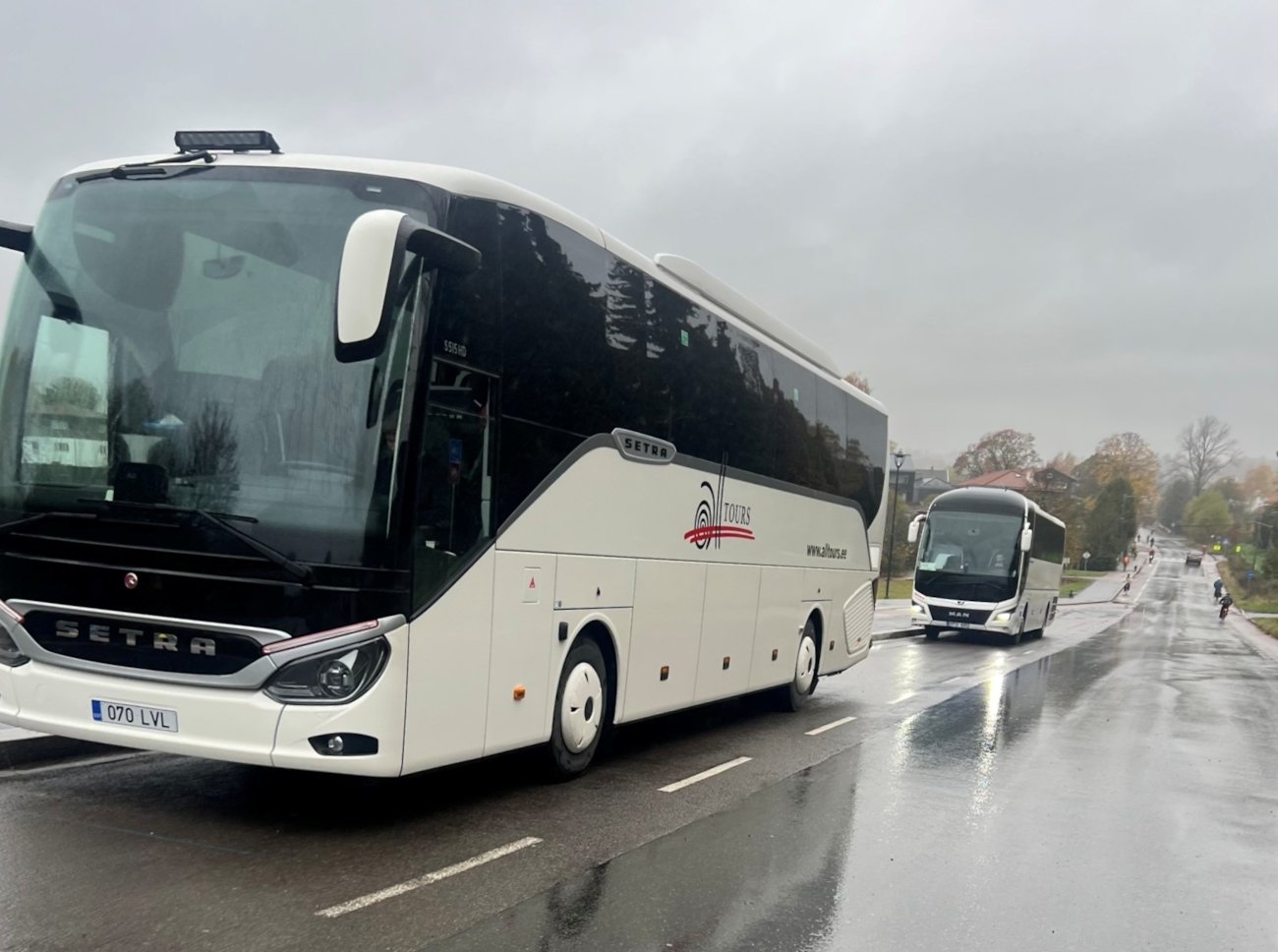 Oppstillingsplass fullt med turbusser