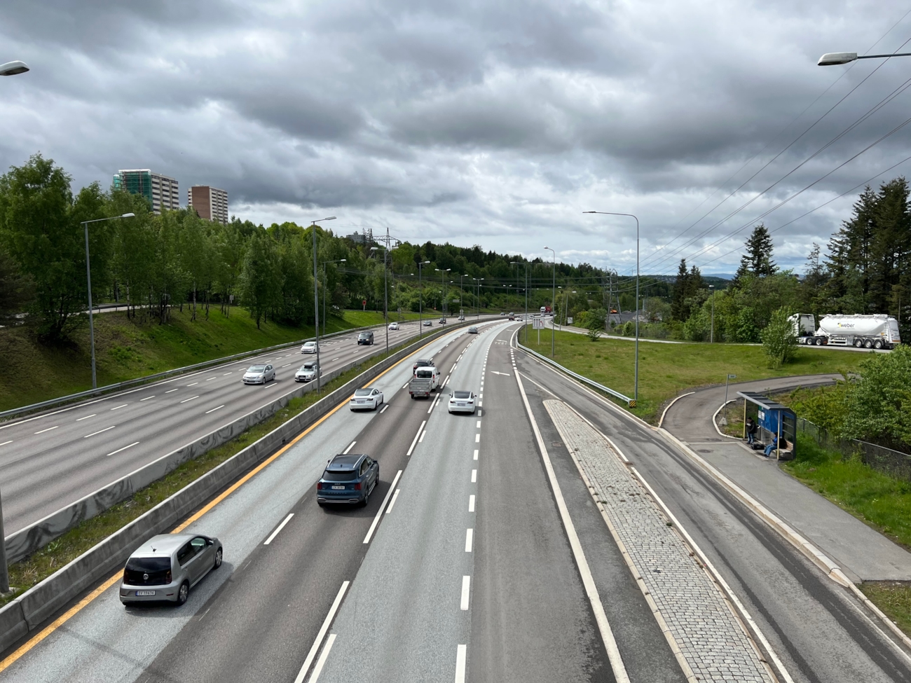 Bildet viser en motorvei med biler