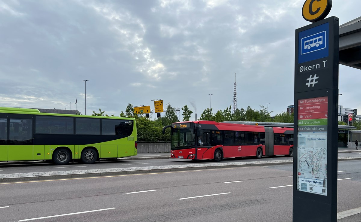 Bildet viser to busser