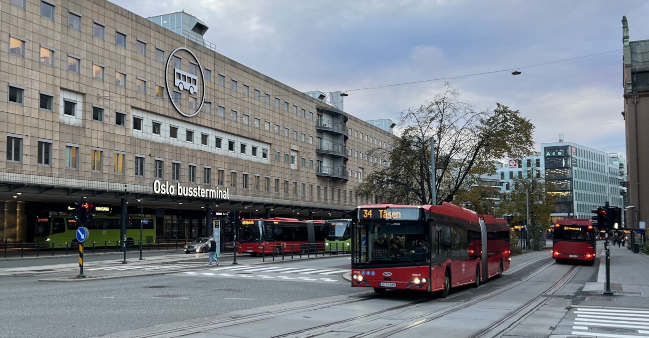 Bildet viser Oslo bussterminal og flere busser