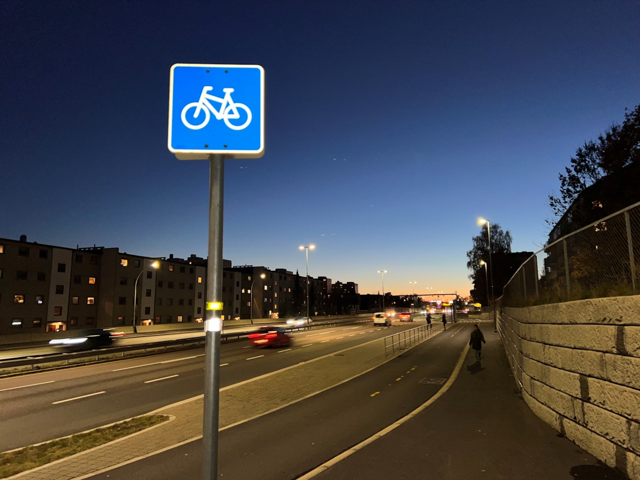 Bildet viser et sykkelskilt i mørket.