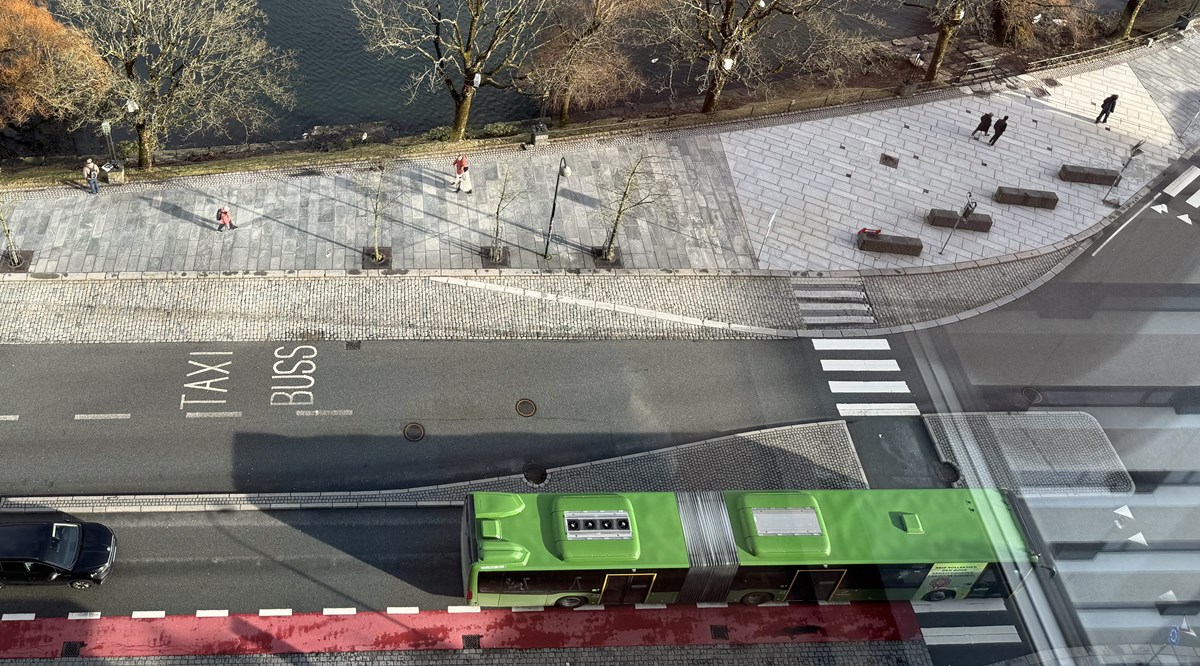 Bidlet viser en buss i et gatebilde