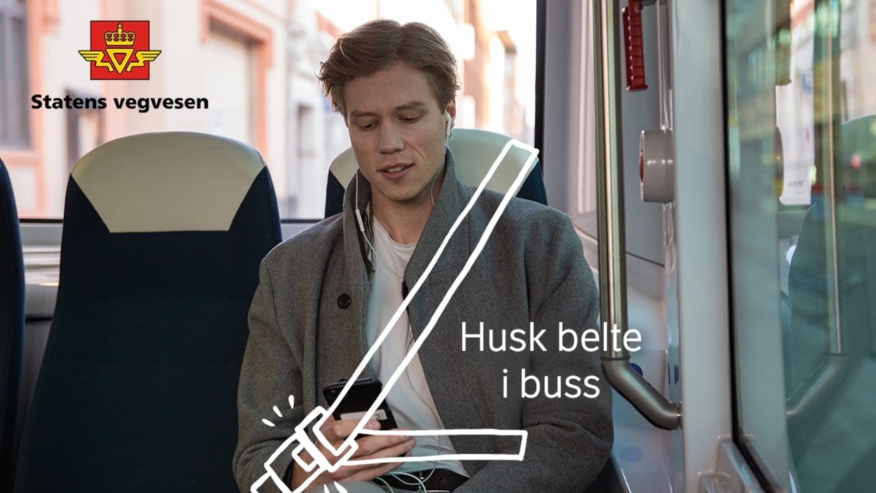 bildet viser en person i en buss med belte på