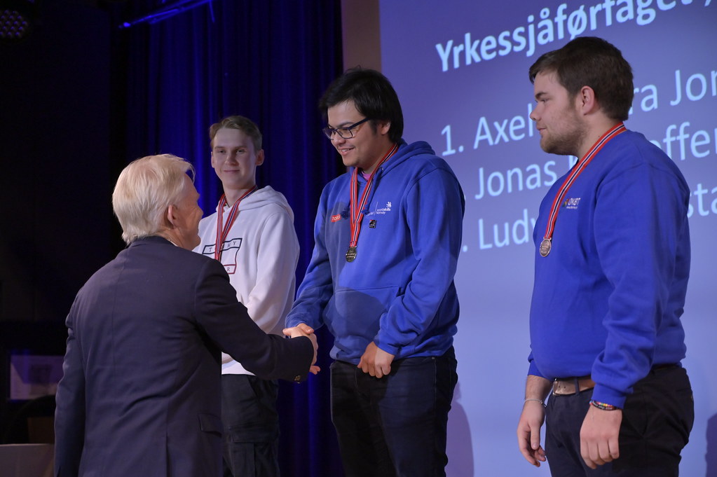Utøverne gratuleres og mottar medaljene. Foto: WorldSkills Norway