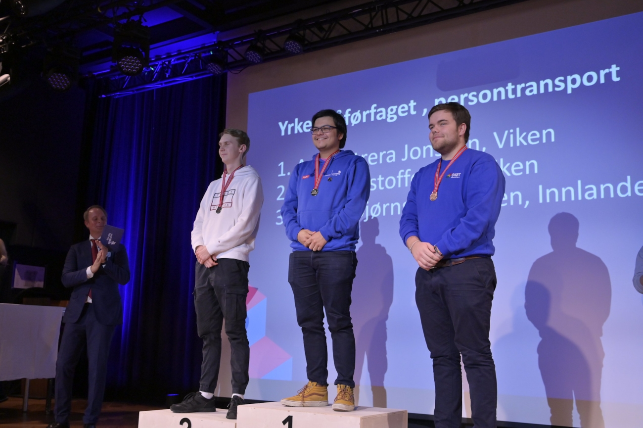 Bildet viser pallen og mottakerne av medaljene