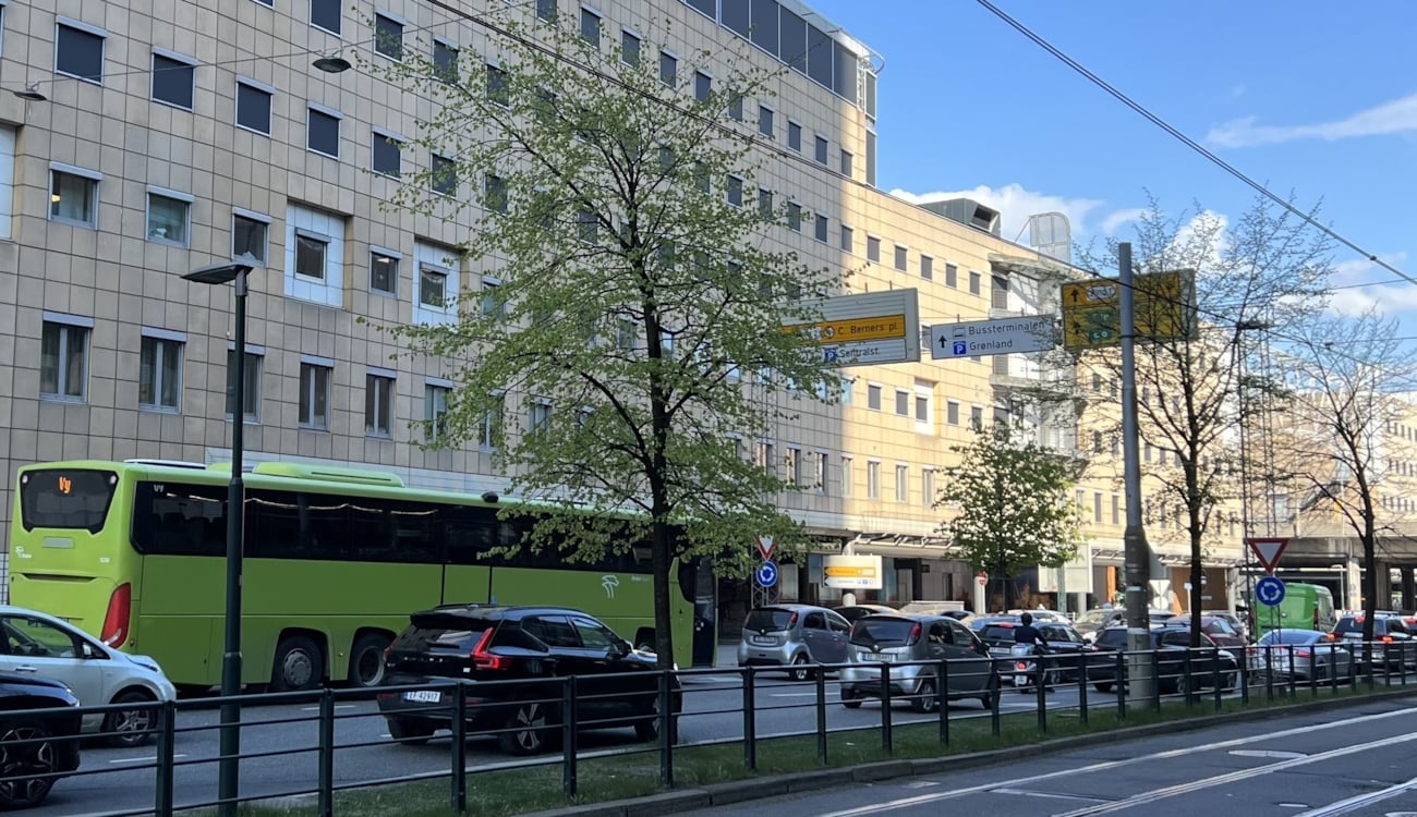 Bildet viser en buss i bilkø