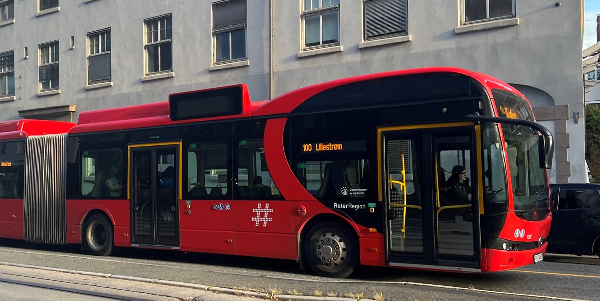 Bildet viser en rød buss