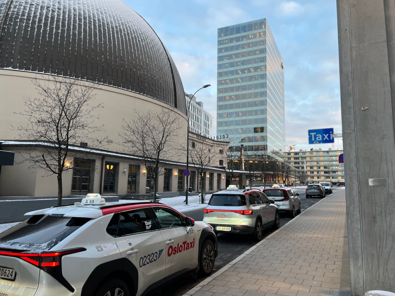 Tre drosjer på holdeplass for drosjer, Majorstuen i Oslo