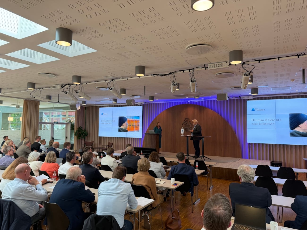 Bilde av seminar - Jofri Lunde og Pål Sæther Eiden i diskusjon på scenen.