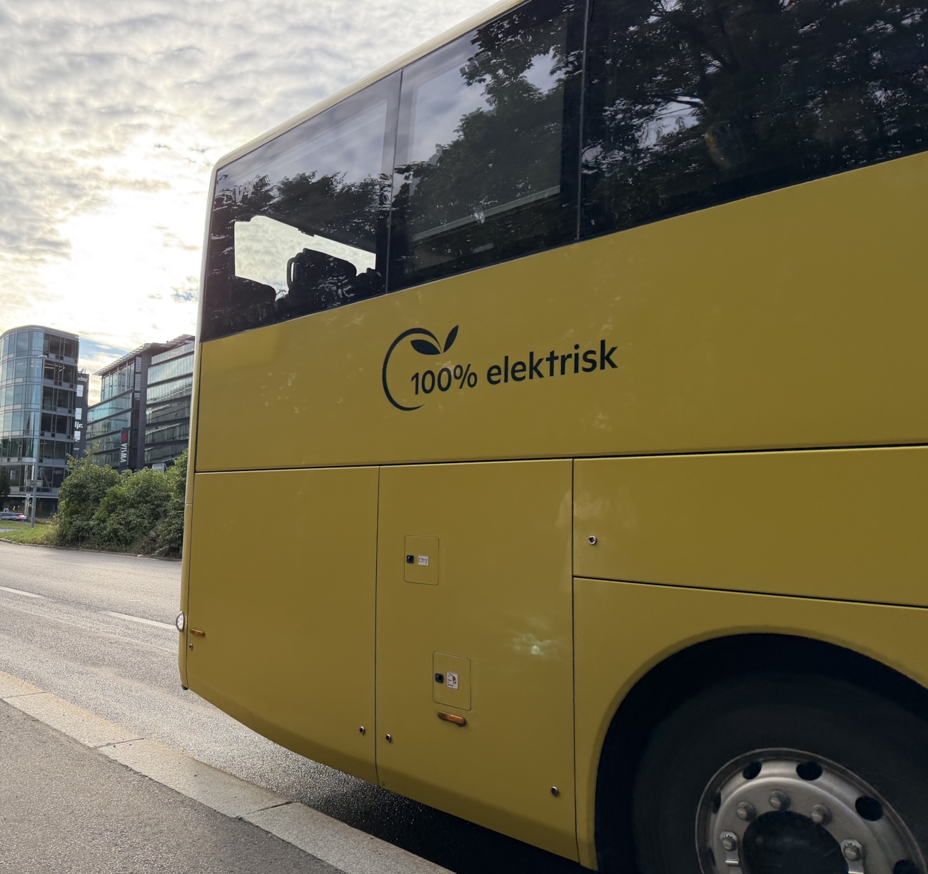 Bilde av bakenden av en elektrisk buss