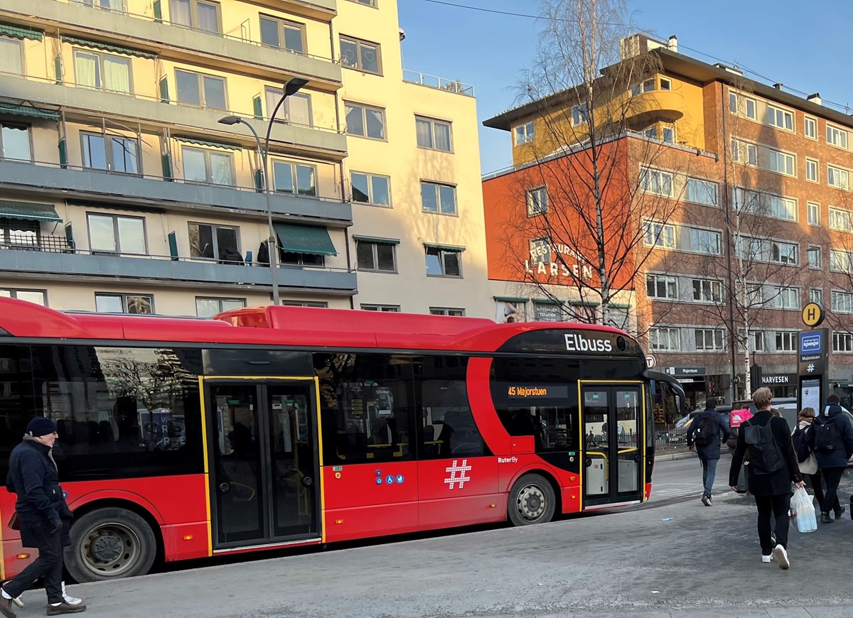 Bildet viser elektrisk buss og passasjerer 