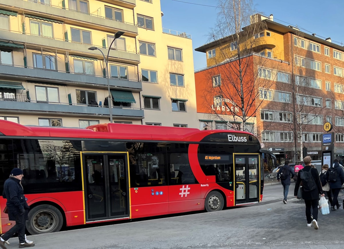Bildet viser elektrisk buss og passasjerer