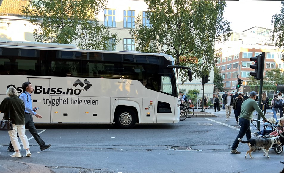 Buss og mennesker i gatebilde
