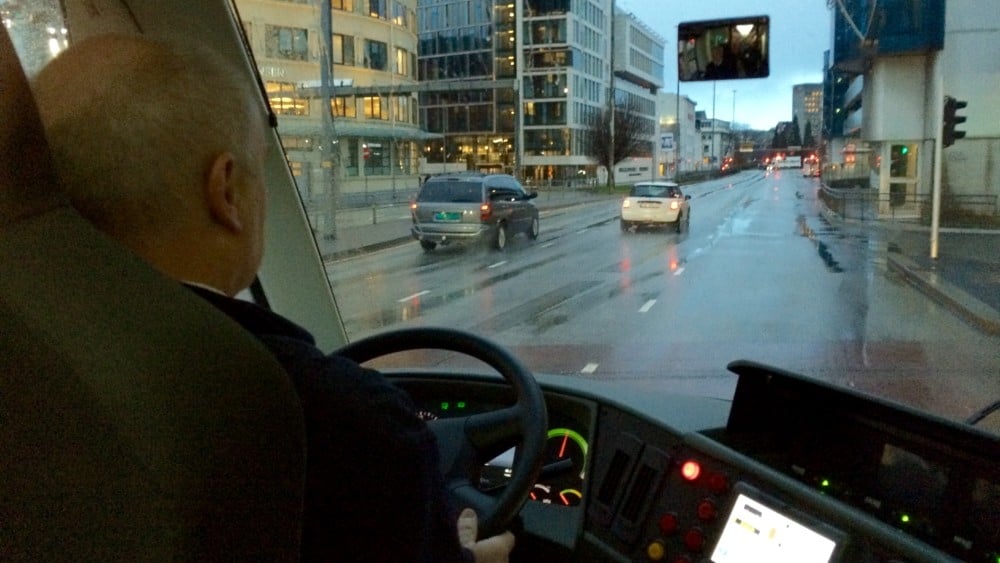 Bilde av pensjonist i buss
