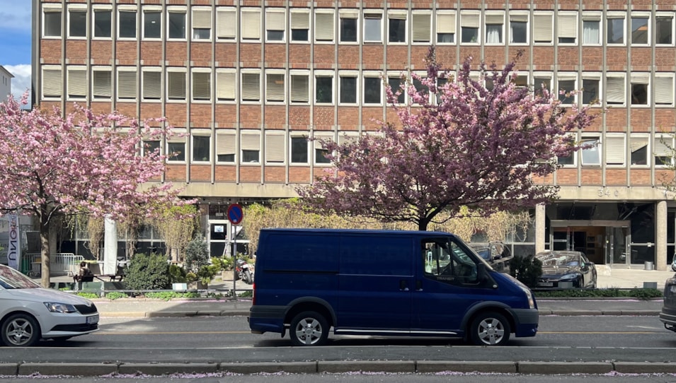 Varebil foran bygning