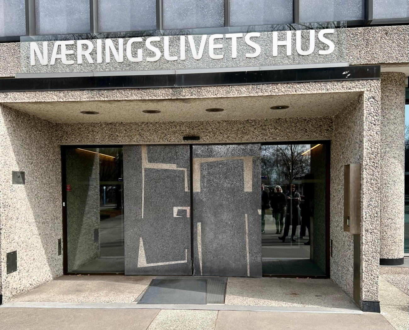 bildet viser forsiden av NHO-bygget
