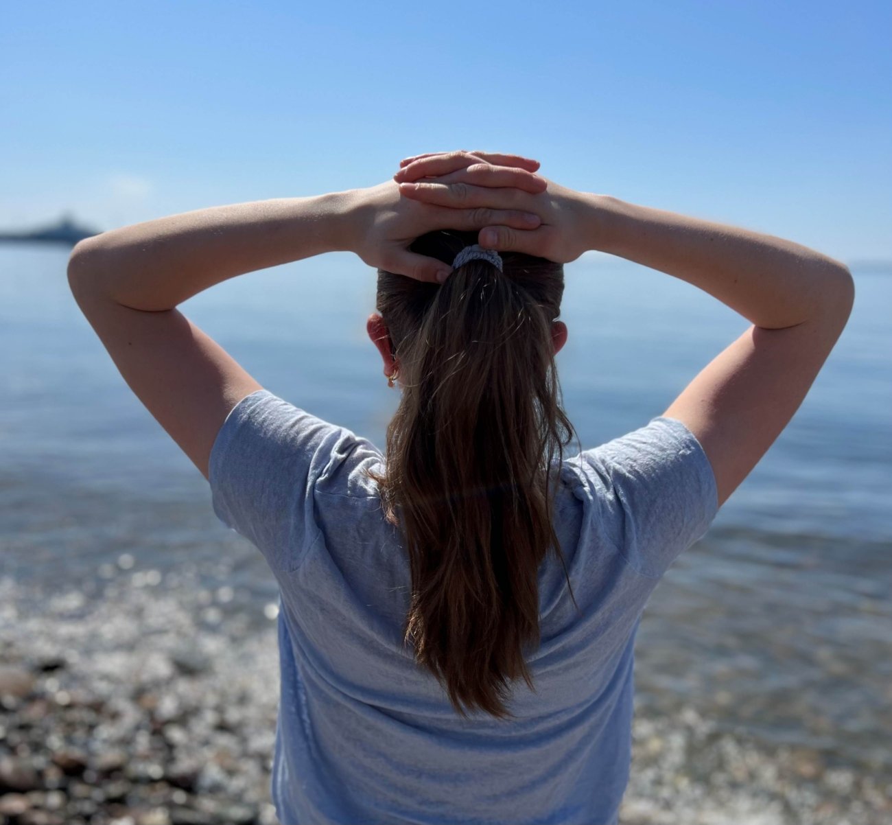Bilde av person som ser utover havet