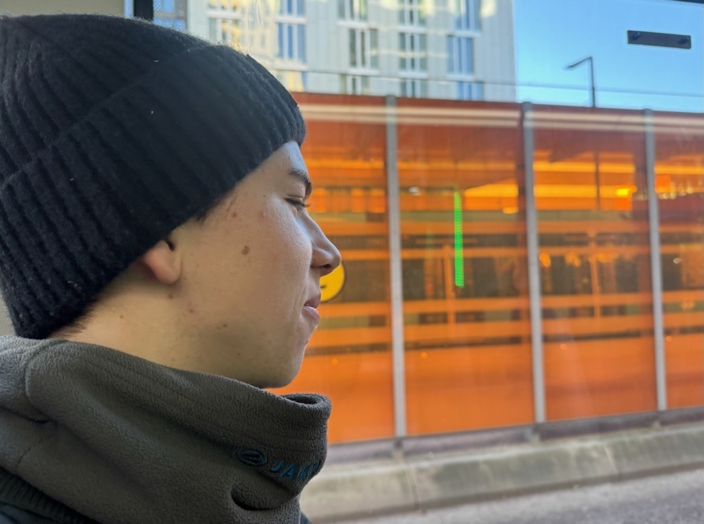 Gutt ved bussholdeplass