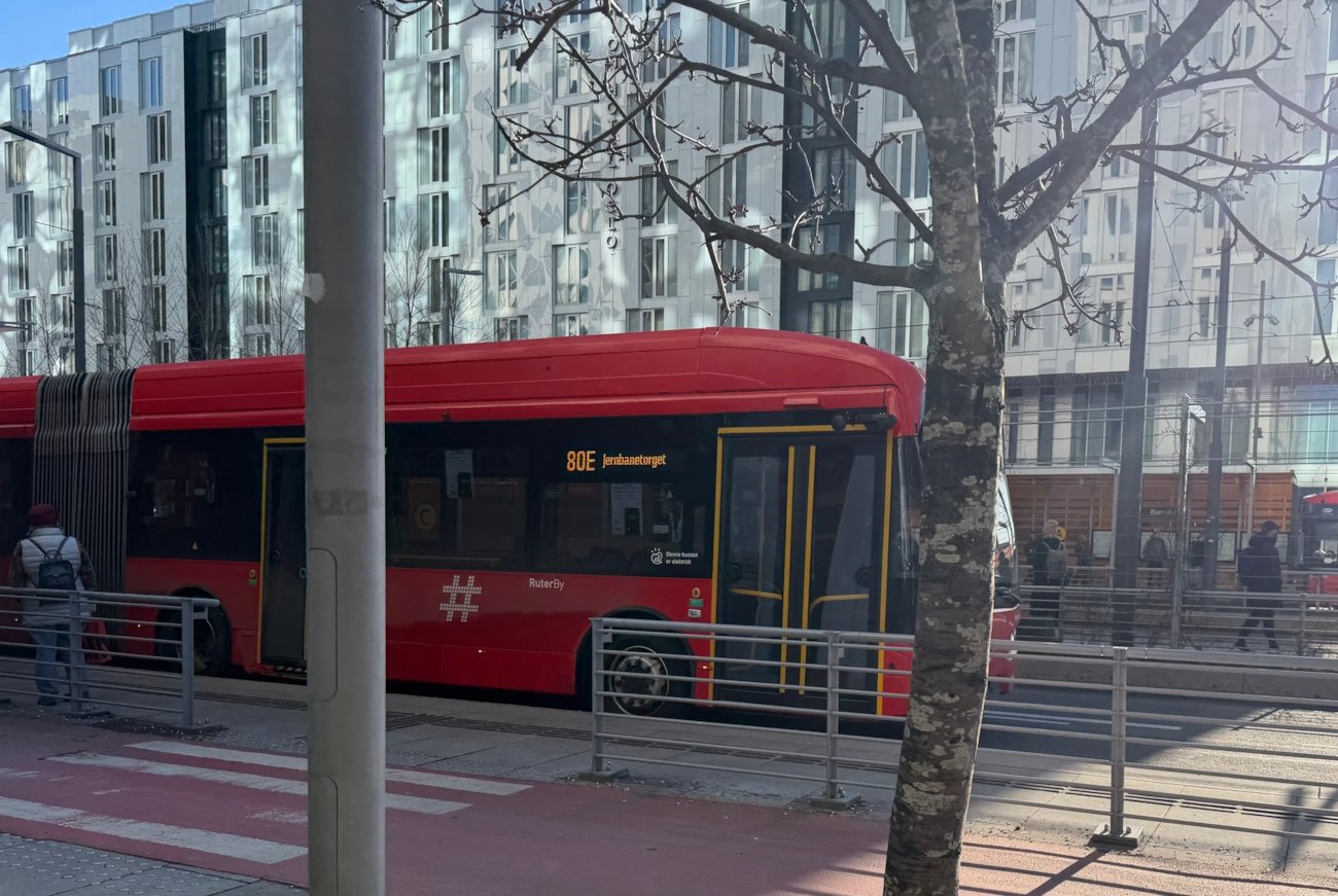 Bilde av buss på busstopp